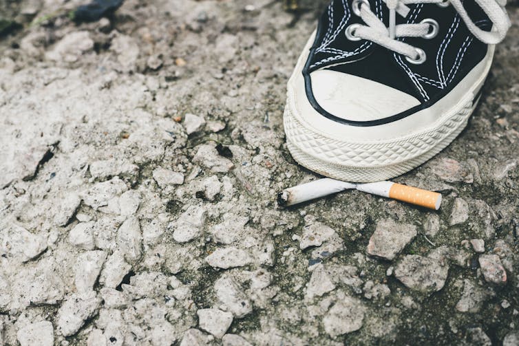Une chaussure marche sur une cigarette